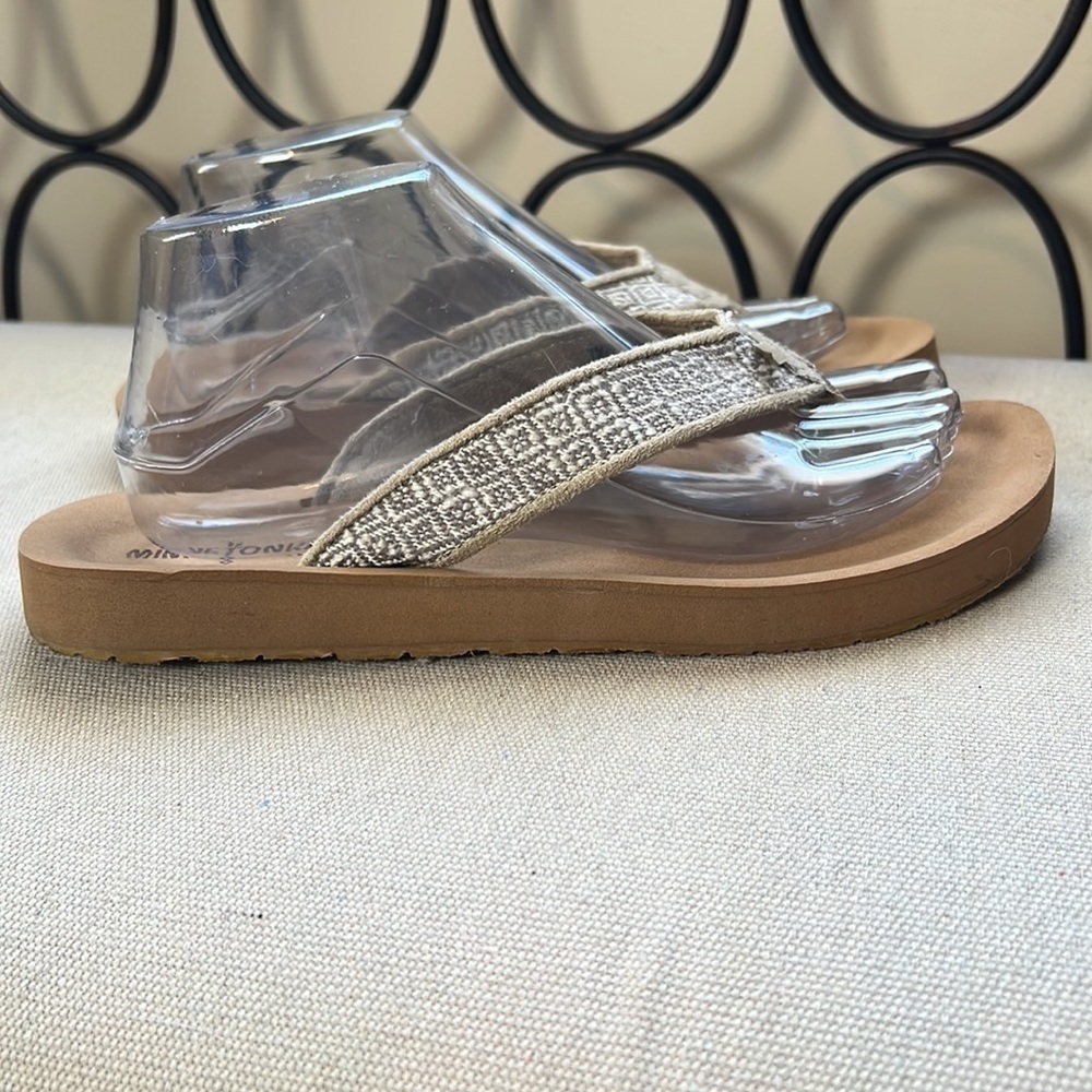 Minnetonka canvas cushion flip flops size 9 - Picture 4 of 10